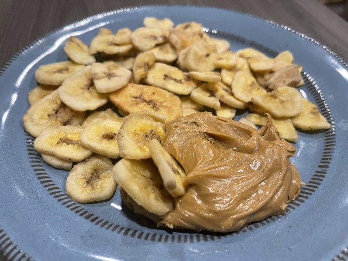 Banana chips and peanut butter